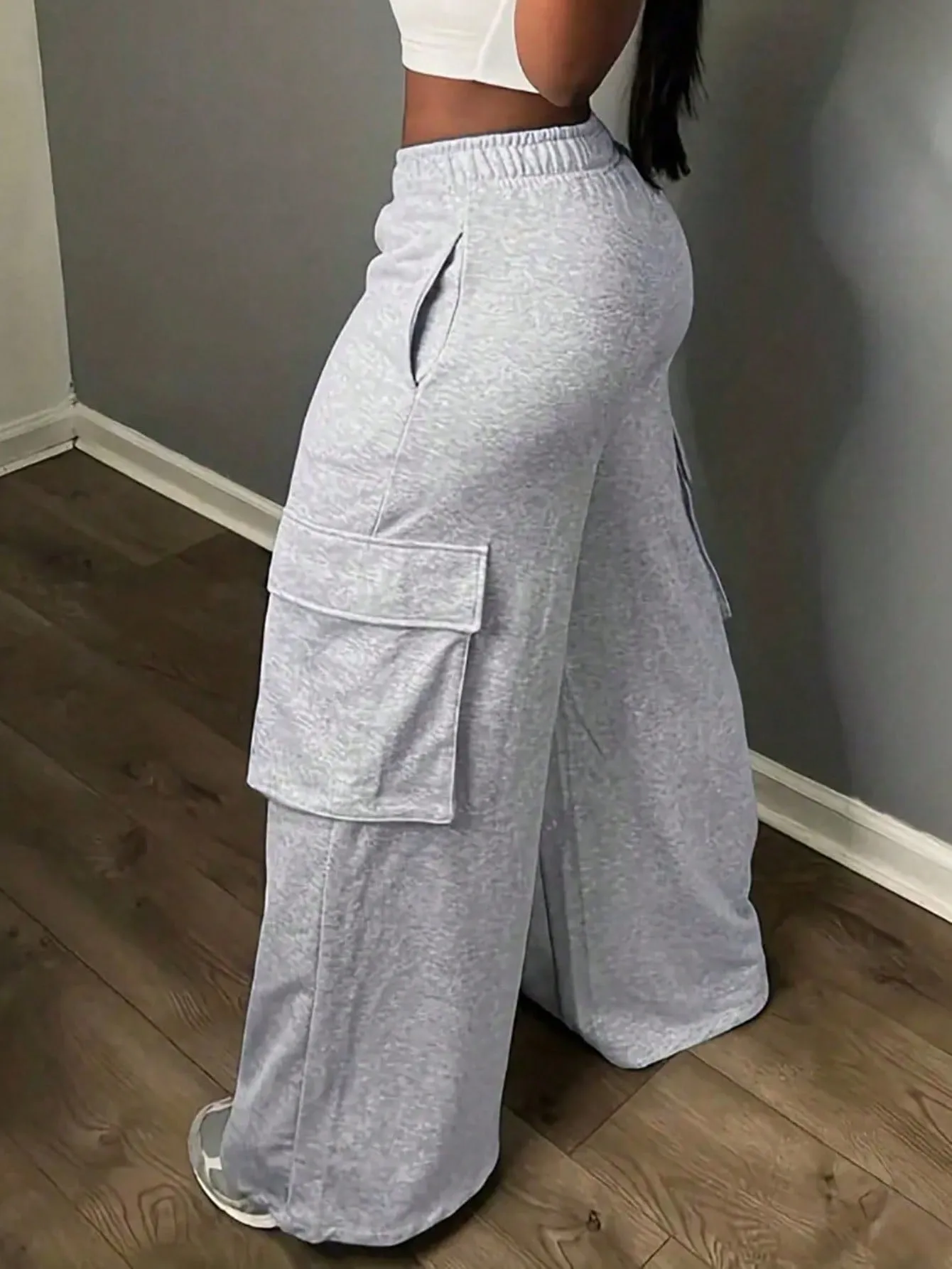 Cherry Vibes: Pantalones Grises Florales de Pierna Ancha
