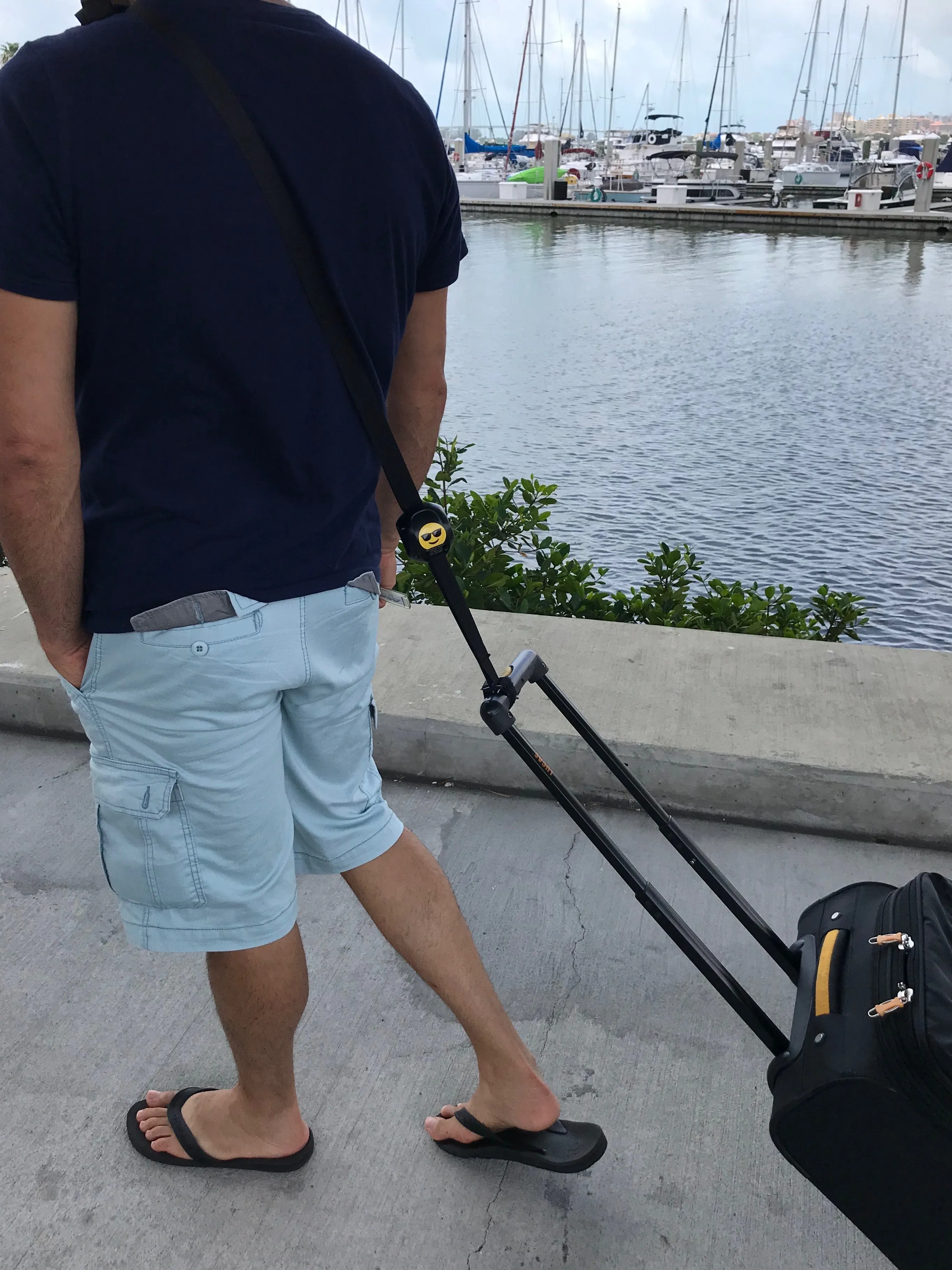 (U.S.) RetraStrap Hands Free your carry-on luggage - Anti theft. Anti-Forgetting less stress