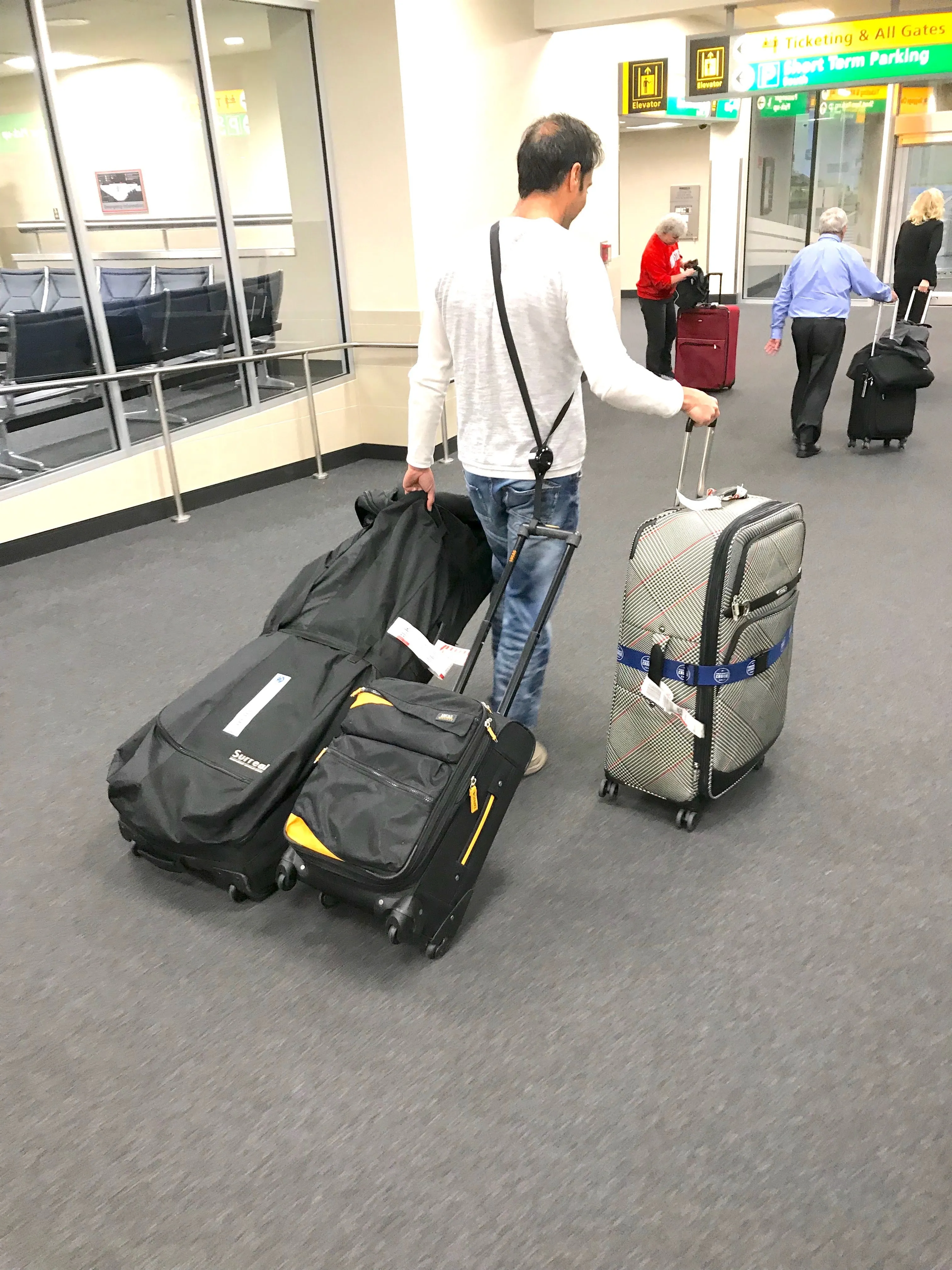(U.S.) RetraStrap Hands Free your carry-on luggage - Anti theft. Anti-Forgetting less stress