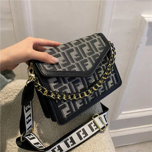 Vintage Elegance: Women's Retro Shoulder Bag