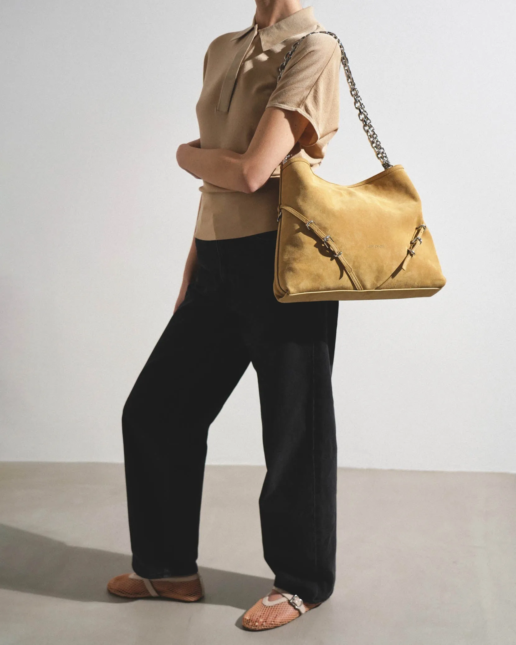Voyou medium beige chain bag