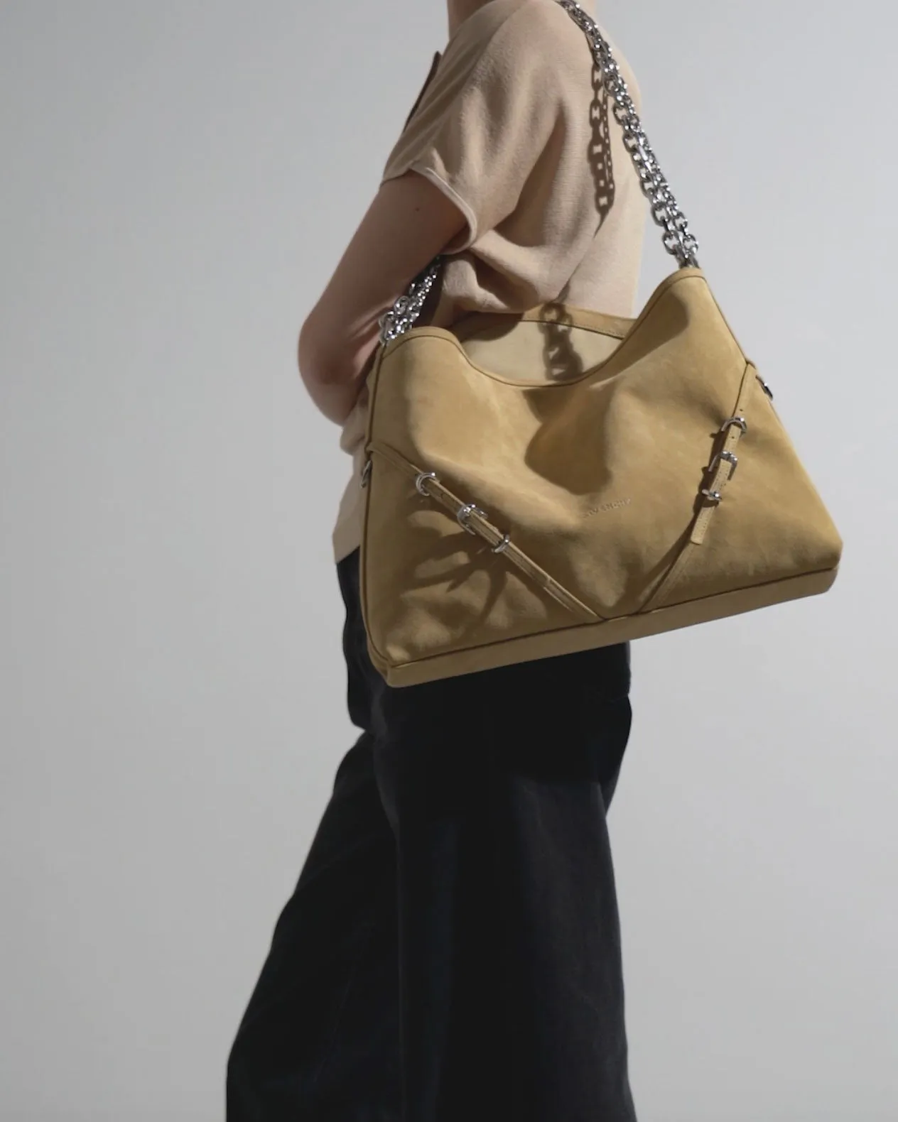 Voyou medium beige chain bag